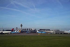 amsterdam, niederlande - 26. oktober 2022, flughafen schiphol in amsterdam, luftaufnahme nach dem abheben foto