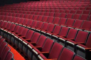 viele leere Plätze im Theater foto