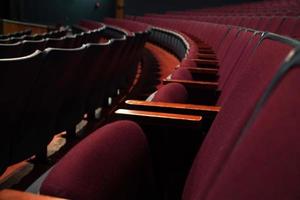 viele leere Plätze im Theater foto