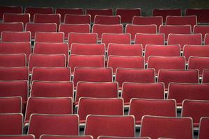 viele leere Plätze im Theater foto