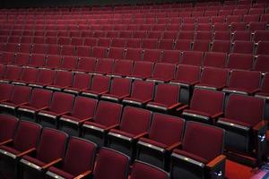 viele leere Plätze im Theater foto