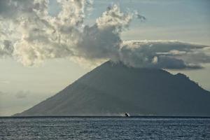 Bunaken-Vulkan auf türkisfarbenem tropischem Wasser foto