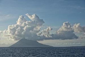 Bunaken-Vulkan auf türkisfarbenem tropischem Wasser foto