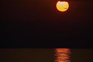 rotes meer sonnenuntergang auf dem meer foto