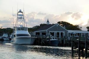 Blick auf den Hafen von Nantucket bei Sonnenuntergang foto