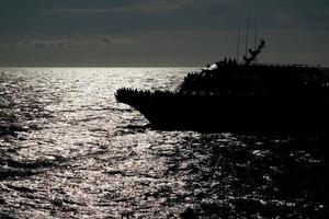 Silhouette eines Walbeobachtungsboots in Cape Cod foto