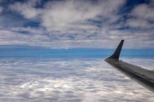 Wolken am Himmel aus dem Flugzeugfenster foto