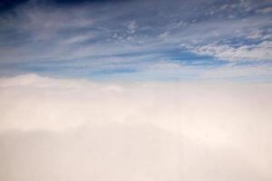 Wolken am Himmel aus dem Flugzeugfenster foto