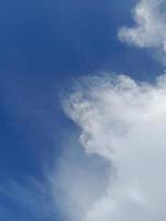 schöne weiße Wolken auf tiefblauem Himmelshintergrund. elegantes Bild des blauen Himmels bei Tageslicht. Große, helle, weiche, flauschige Wolken bedecken den gesamten blauen Himmel. foto