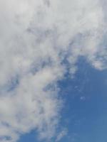 weiße Wolken am blauen Himmel. Himmel und Unendlichkeit. schöner hellblauer Hintergrund. leicht bewölkt, gutes Wetter. lockige Wolken an einem sonnigen Tag. foto