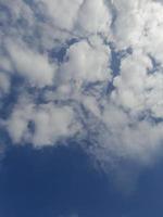 schöne weiße Wolken auf tiefblauem Himmelshintergrund. elegantes Bild des blauen Himmels bei Tageslicht. Große, helle, weiche, flauschige Wolken bedecken den gesamten blauen Himmel. foto