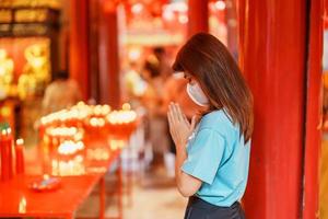 frau, die in wat mangkorn kammalawas reist, leng nuei yee als chinesischer tempel. asiatischer reisender besucht die yaowarat road oder chinatown von bangkok, wahrzeichen und beliebt für touristenattraktionen in thailand foto