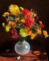 heller romantischer blumenstrauß aus bunten dahlien und chrysanthemen im sonnenlicht foto