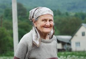 Porträt einer älteren Frau im Freien foto