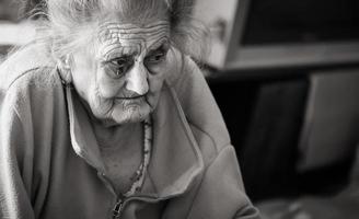 sehr alte müde Frau foto
