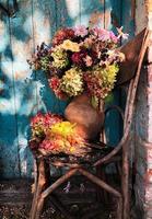 romantischer Blumenstrauß im Retro-Stil im Innenhof foto