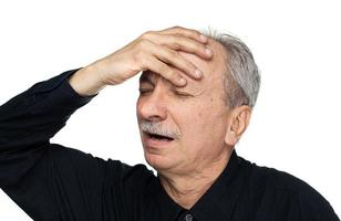 älterer mann leidet unter kopfschmerzen foto
