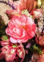 romantische blumensträuße aus frühlingsblumen mit pfingstrosen, salbei, fingerhut, geyhera foto