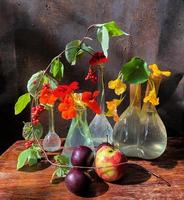 Bouquet mit Kapuzinerkresse, Zitronengras, Pflaumen, Äpfeln foto