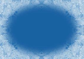 weihnachtshintergrund in trendfarbe 2020 klassisch blau. winterliche frostige fensterscheibe mit kopierraum. foto