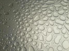 Nahaufnahme von Regentropfen auf einer durchscheinenden Oberfläche