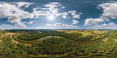 Antenne voller nahtloser kugelförmiger hdri 360-Panoramablick über mäandrierenden Fluss und Wald an sonnigen Sommertagen und windigem Wetter mit schönen Wolken in equirectangularer Projektion, vr-Inhalt foto