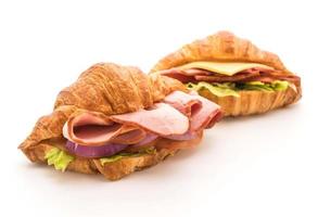 Schinken-Croissant-Sandwich auf weißem Hintergrund