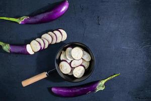 gehackte Aubergine auf schwarzem Hintergrund foto