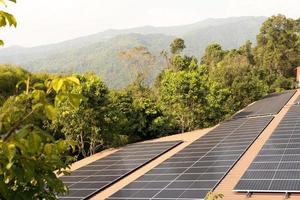 Solarzellen auf dem Dach im Dschungel. Photovoltaikanlagen auf dem Dach. Dach aus Sonnenkollektoren. Blick auf Sonnenkollektoren im Dachhaus mit Sonnenlicht. foto
