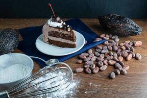 Schokoladenkuchen mit Zuckerguss foto