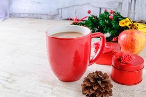 rote Kaffeetasse mit Geschenkboxen foto