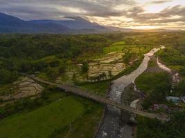 schöne morgenansicht indonesien panorama landschaft reisfelder mit schönheit farbe und himmel natürlich foto