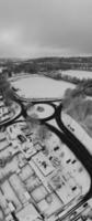 Hochwinkelansicht der Stadt in klassischem Schwarz und Weiß nach Schneefall foto