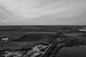 Hochwinkelansicht der britischen Landschaft im klassischen Schwarz-Weiß-Stil foto