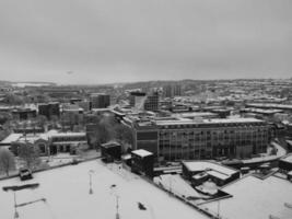 Hochwinkelansicht der Stadt in klassischem Schwarz und Weiß nach Schneefall foto