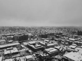 Hochwinkelansicht der Stadt in klassischem Schwarz und Weiß nach Schneefall foto