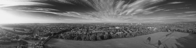 Luftaufnahme der britischen Landschaft in klassischem Schwarz und Weiß foto