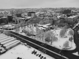 Hochwinkelansicht der Stadt in klassischem Schwarz und Weiß nach Schneefall foto