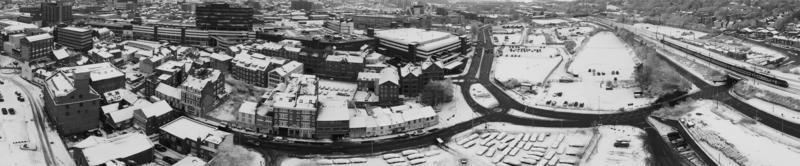 Hochwinkelansicht der Stadt in klassischem Schwarz und Weiß nach Schneefall foto