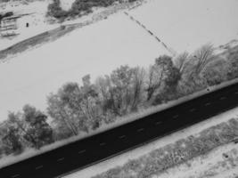 Hochwinkelansicht der Stadt in klassischem Schwarz und Weiß nach Schneefall foto