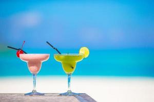 Cocktails an einem tropischen Strand