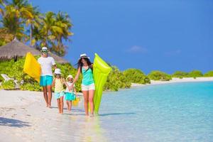 Familie, die Spaß am Meer hat foto