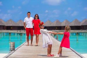 Malediven, Südasien, 2020 - Kinder spielen mit den Eltern im Hintergrund foto