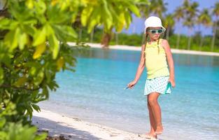 Mädchen, das Spaß am Strand hat foto