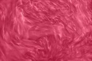 abstrakter rosa-roter flüssiger Farbverlaufshintergrund, der in Viva-Magenta-Farbe getönt ist. inspiriert von der pantone-farbe des jahres 2023. glitzernder nagellack rot kastanienbraun strukturiertes muster. foto