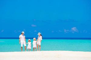 Familie an einem tropischen Strand foto