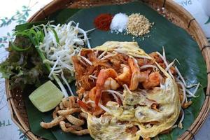 Pad thai – gebratene Reisnudeln mit Garnelen – thailändische Art foto