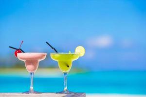 zwei Cocktails an einem tropischen weißen Strand foto