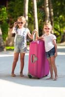 zwei Mädchen mit Gepäck foto