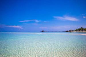 tropischer Strand mit klarem Wasser foto